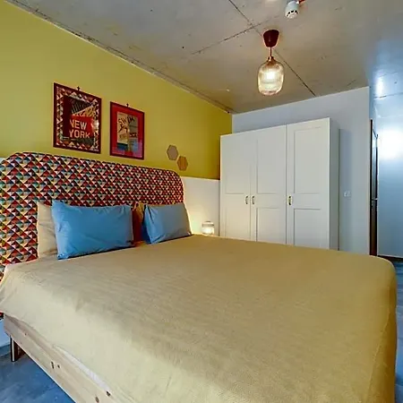 Creek Hotel *
